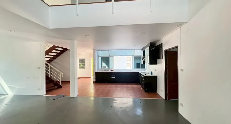 For rent 4 bedrooms retail Space in Watthana, Bangkok