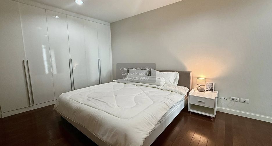 For rent 3 bedrooms condo in Huai Khwang, Bangkok