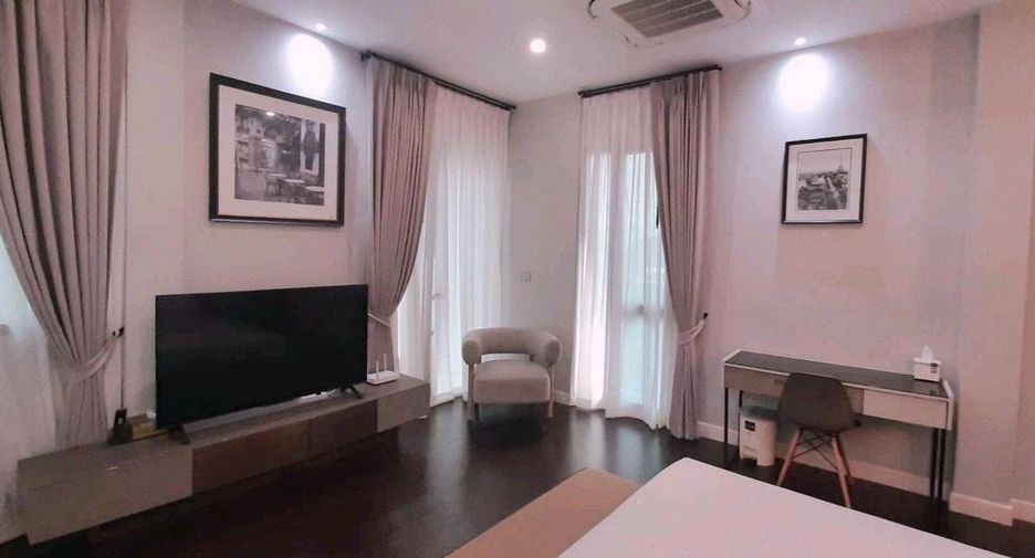 For rent 8 bedrooms house in Bang Kapi, Bangkok