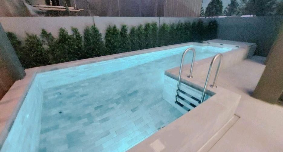 For rent 8 bedrooms house in Bang Kapi, Bangkok
