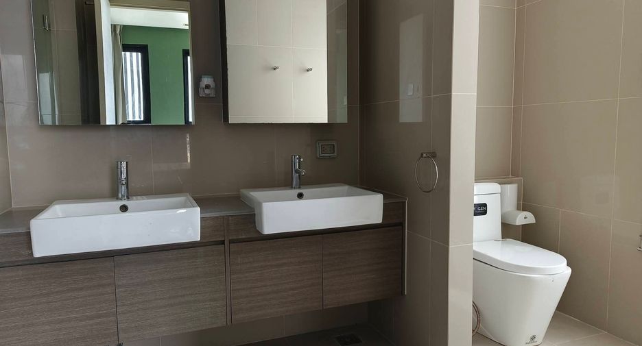 For rent 2 bedrooms condo in Huai Khwang, Bangkok