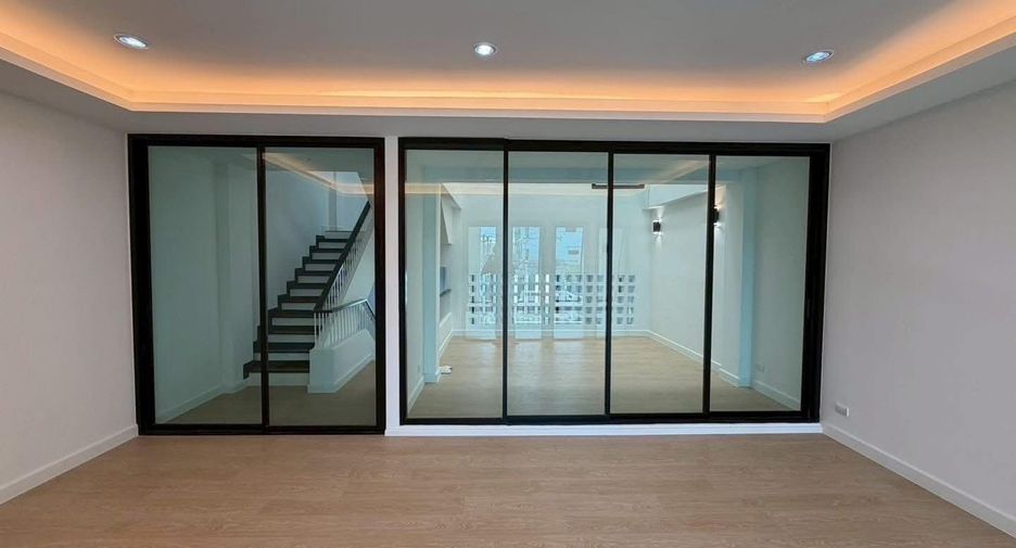 For sale 4 bedrooms townhouse in Phra Khanong, Bangkok