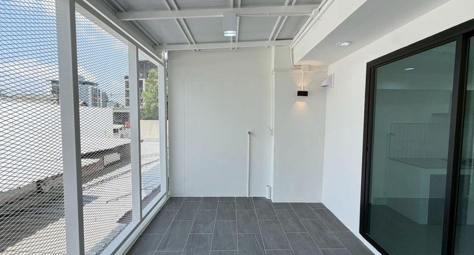 For sale 4 bedrooms townhouse in Phra Khanong, Bangkok