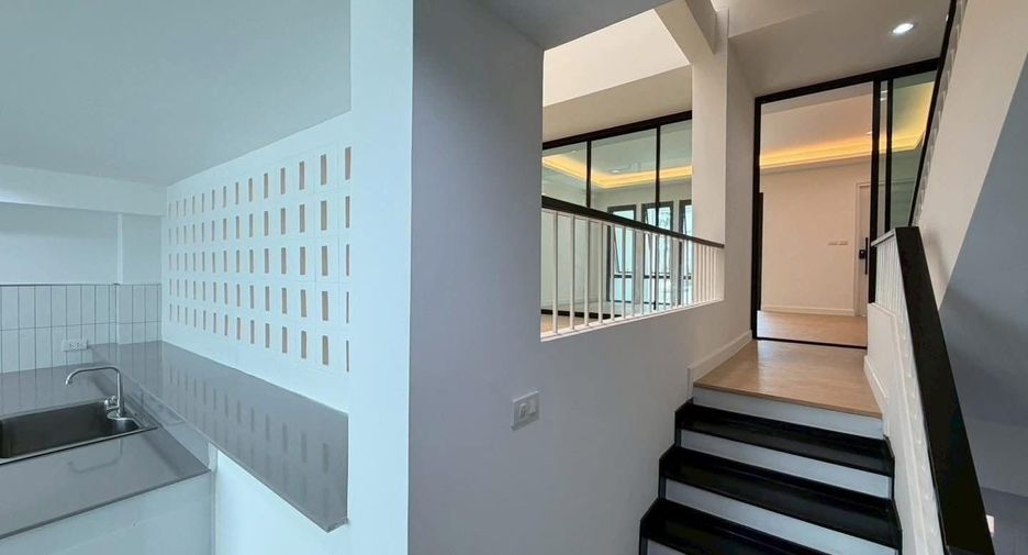 For sale 4 bedrooms townhouse in Phra Khanong, Bangkok
