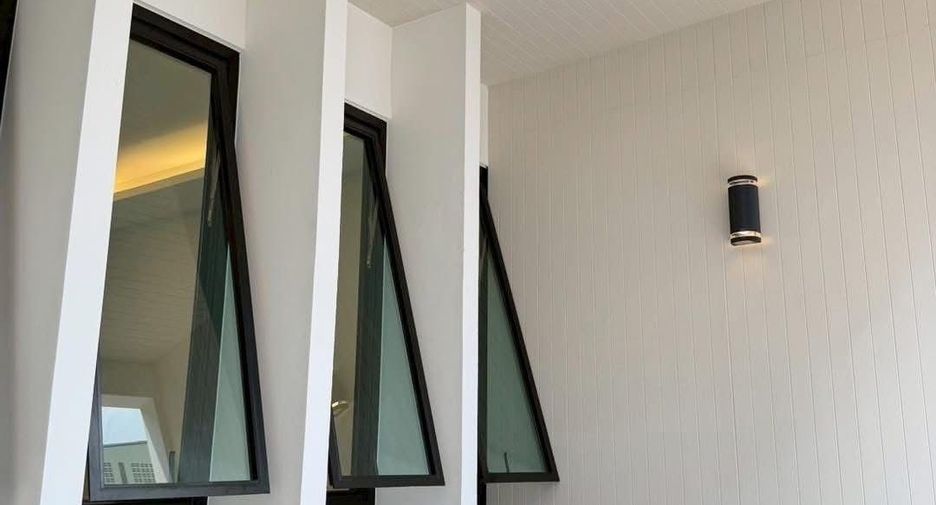 For sale 4 bedrooms townhouse in Phra Khanong, Bangkok