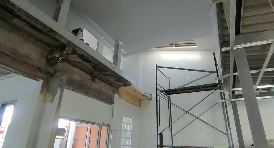 For sale 3 bedrooms house in Phra Khanong, Bangkok