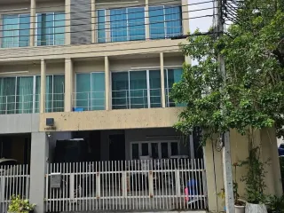 For sale 3 ベッドルーム townhouse in Suan Luang, Bangkok