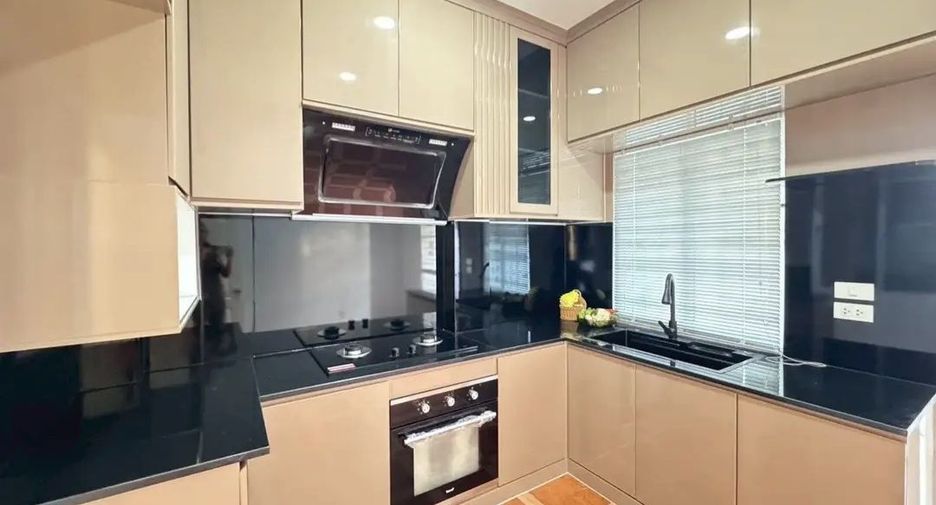 For rent 5 bedrooms villa in East Pattaya, Pattaya
