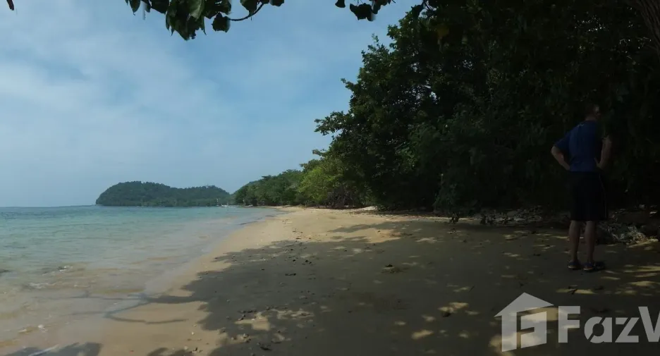 For sale 6 bedrooms villa in Nuea Khlong, Krabi