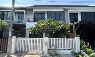 À vendre 3 chambres maison de ville à Min Buri, Bangkok