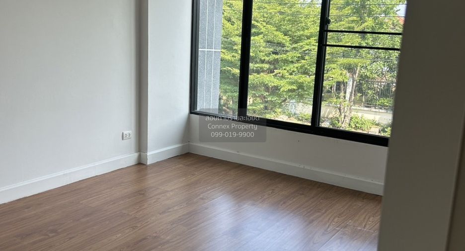 For sale 3 bedrooms townhouse in Min Buri, Bangkok