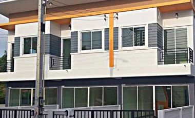 À vendre 3 chambres maison de ville à Si Racha, Chonburi