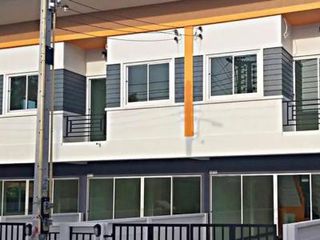 Casa adosada en venta de 3 habitaciones en Si Racha, Chonburi