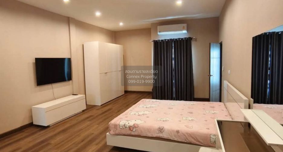 For sale 3 bedrooms townhouse in Phra Khanong, Bangkok