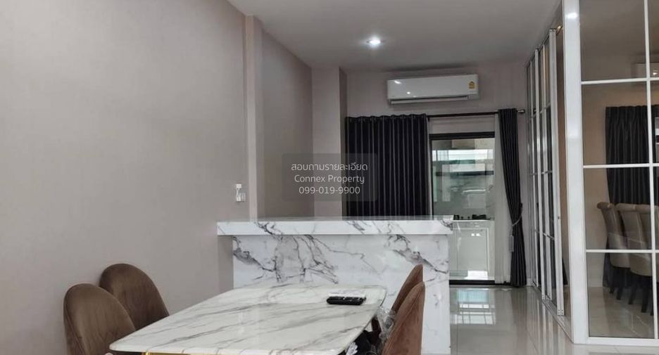 For sale 3 bedrooms townhouse in Phra Khanong, Bangkok
