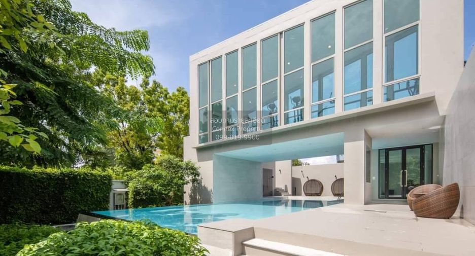 For sale 3 bedrooms townhouse in Phra Khanong, Bangkok