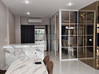For sale 3 bedrooms townhouse in Phra Khanong, Bangkok