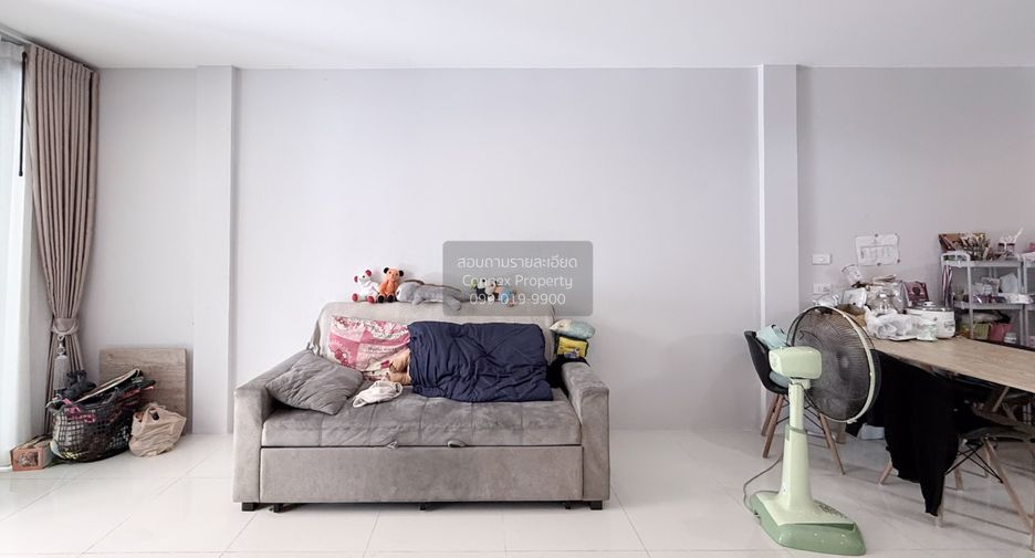 For sale 3 bedrooms townhouse in Bangkok Noi, Bangkok