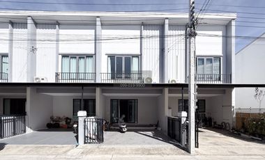 For sale 3 bedrooms townhouse in Bangkok Noi, Bangkok