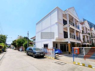 For sale 3 bedrooms townhouse in Mueang Samut Prakan, Samut Prakan