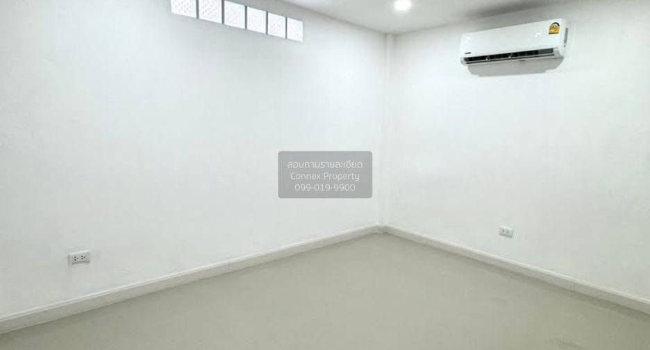 For rent 2 bedrooms townhouse in Phra Khanong, Bangkok