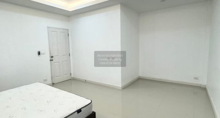 For rent 2 bedrooms townhouse in Phra Khanong, Bangkok