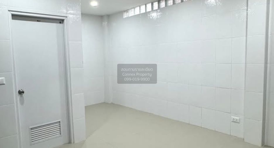 For rent 2 bedrooms townhouse in Phra Khanong, Bangkok