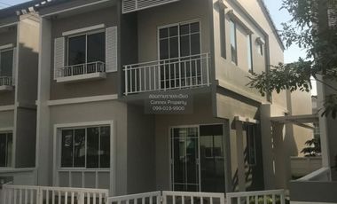 For rent 3 bedrooms townhouse in Bang Na, Bangkok