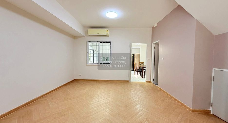 For rent 3 bedrooms townhouse in Saphan Sung, Bangkok