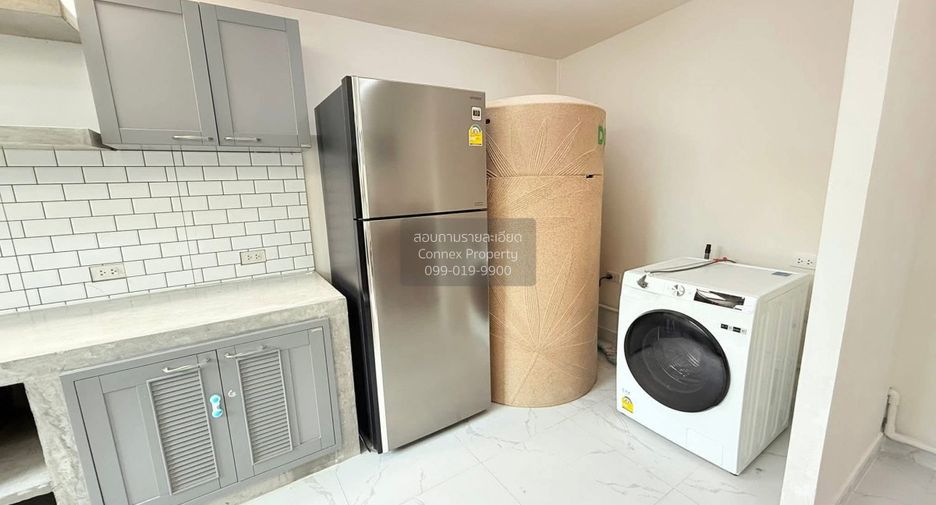 For rent 3 bedrooms townhouse in Saphan Sung, Bangkok