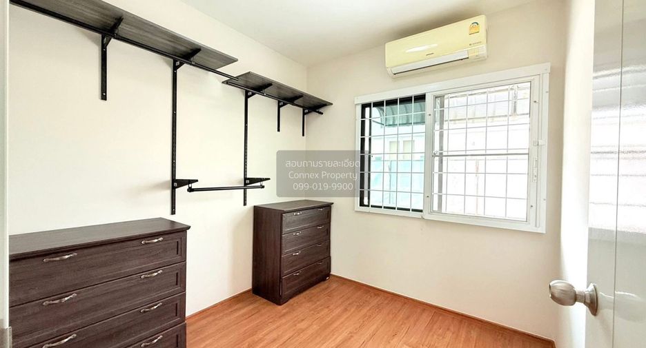 For rent 3 bedrooms townhouse in Saphan Sung, Bangkok