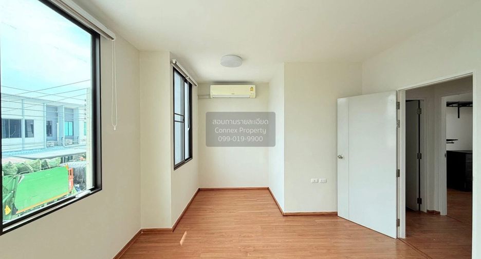 For rent 3 bedrooms townhouse in Saphan Sung, Bangkok