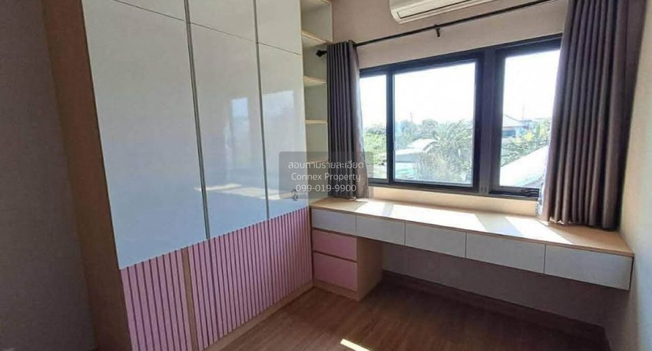 For rent 4 bedrooms townhouse in Bang Kapi, Bangkok