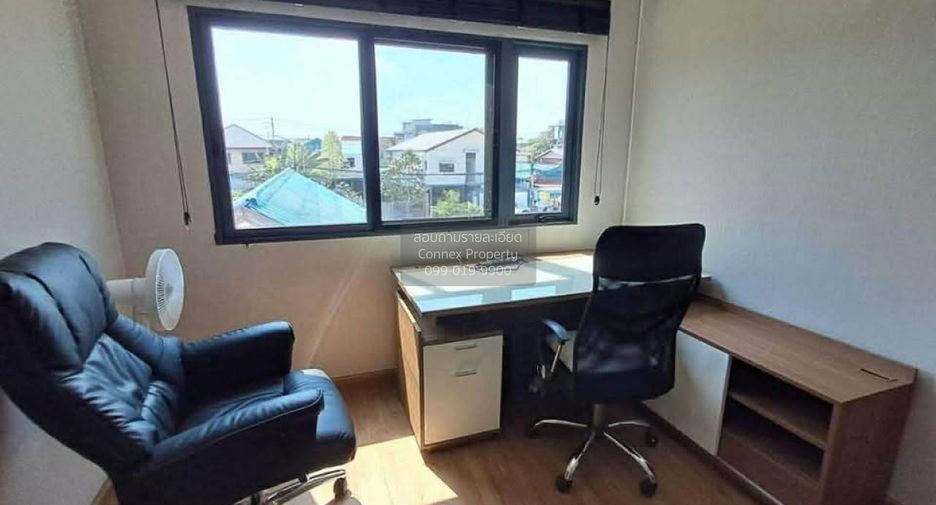 For rent 4 bedrooms townhouse in Bang Kapi, Bangkok