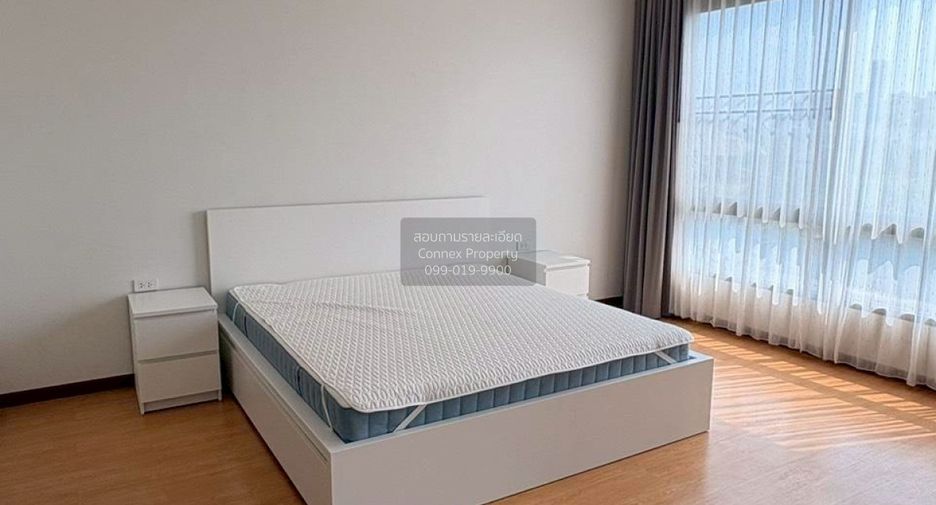 For rent 4 bedrooms townhouse in Phra Khanong, Bangkok