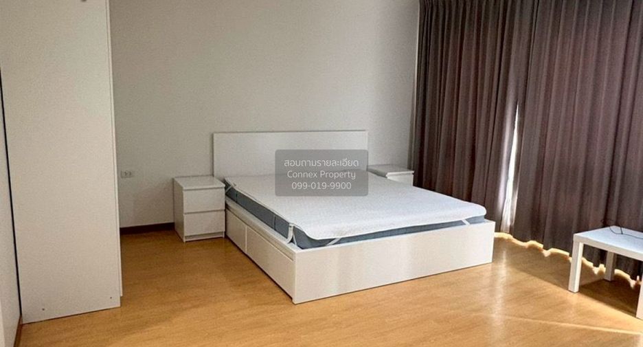 For rent 4 bedrooms townhouse in Phra Khanong, Bangkok