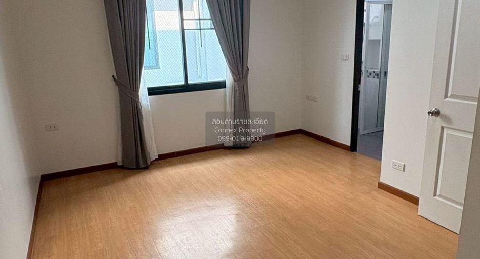 For rent 4 bedrooms townhouse in Phra Khanong, Bangkok