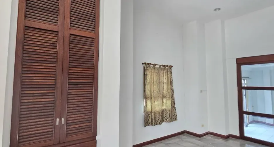 For sale 4 bedrooms townhouse in Bang Kapi, Bangkok