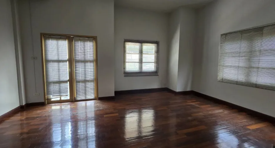 For sale 4 bedrooms townhouse in Bang Kapi, Bangkok