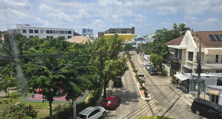 For sale 4 bedrooms townhouse in Bang Kapi, Bangkok