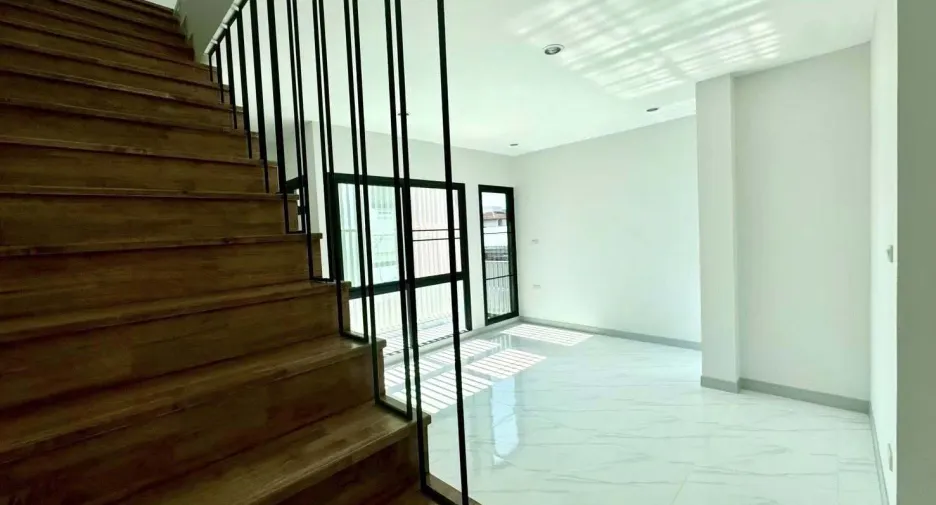 For rent 6 bedrooms house in Wang Thonglang, Bangkok