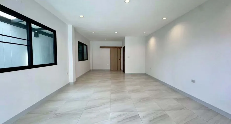 For rent 6 bedrooms house in Wang Thonglang, Bangkok