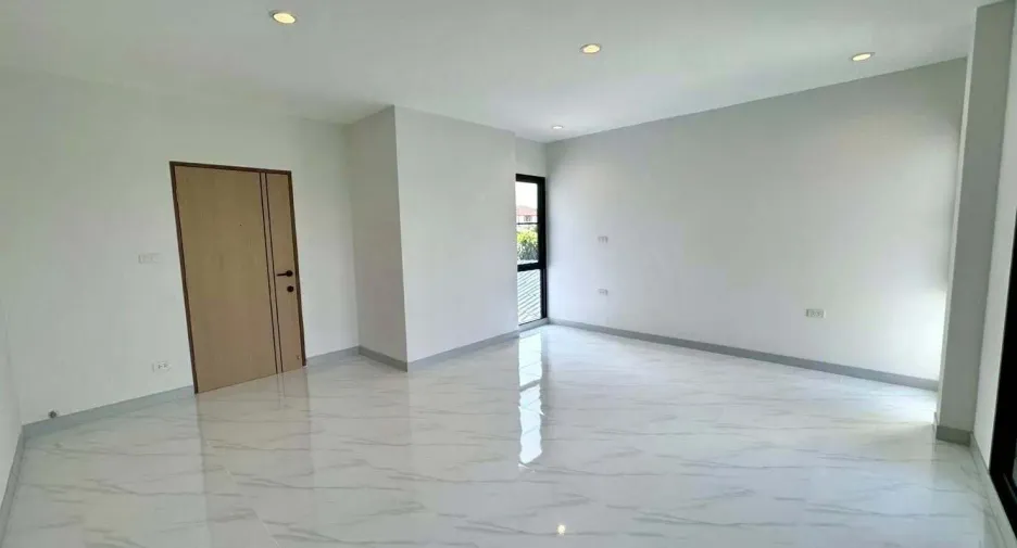 For rent 6 bedrooms house in Wang Thonglang, Bangkok
