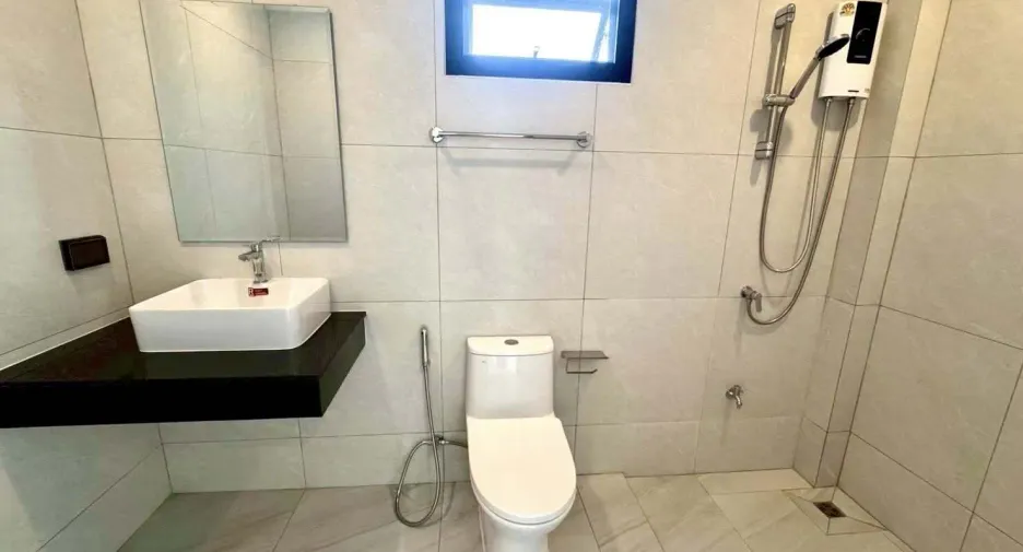 For rent 6 bedrooms house in Wang Thonglang, Bangkok