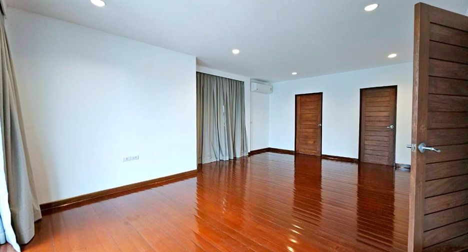 For rent 4 bedrooms house in Watthana, Bangkok