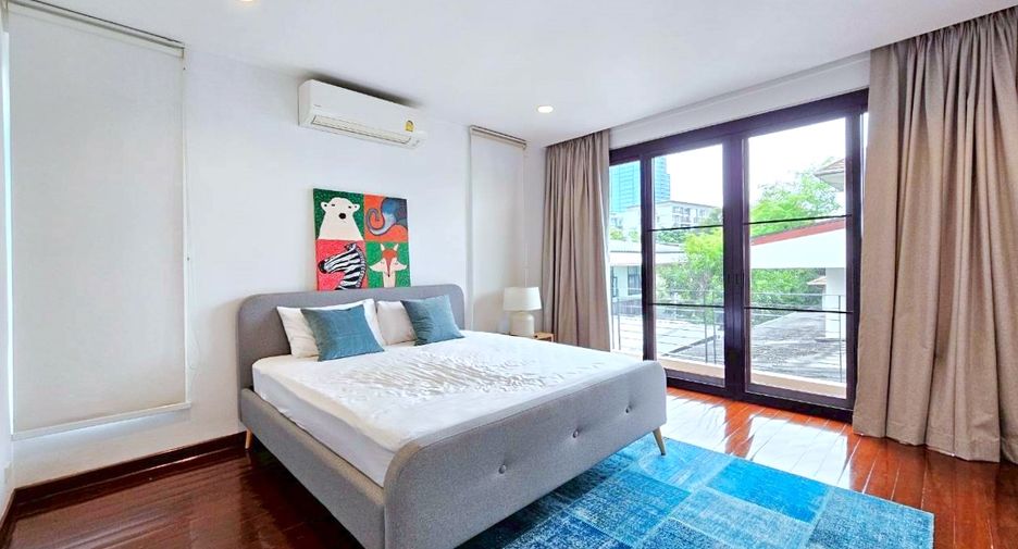 For rent 4 bedrooms house in Watthana, Bangkok