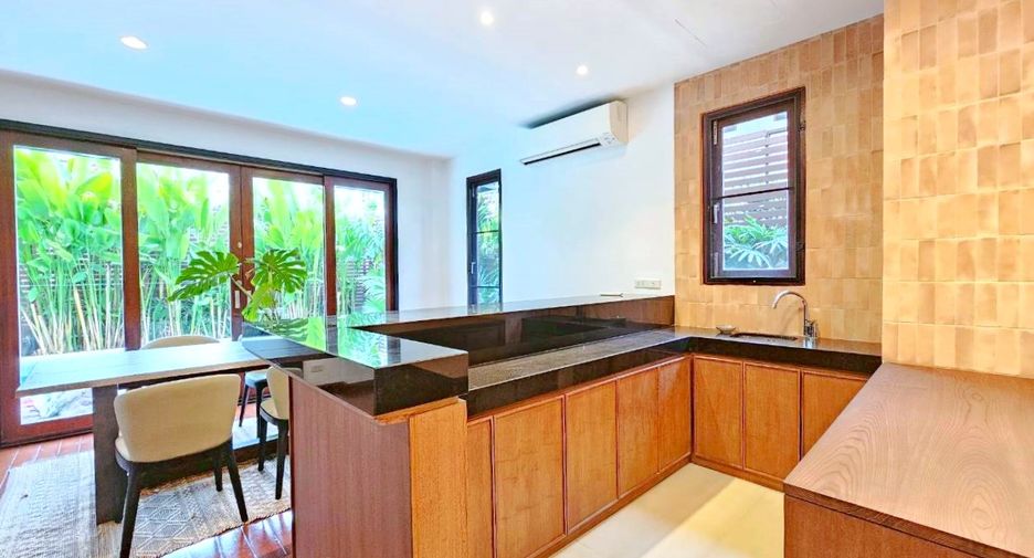 For rent 4 bedrooms house in Watthana, Bangkok