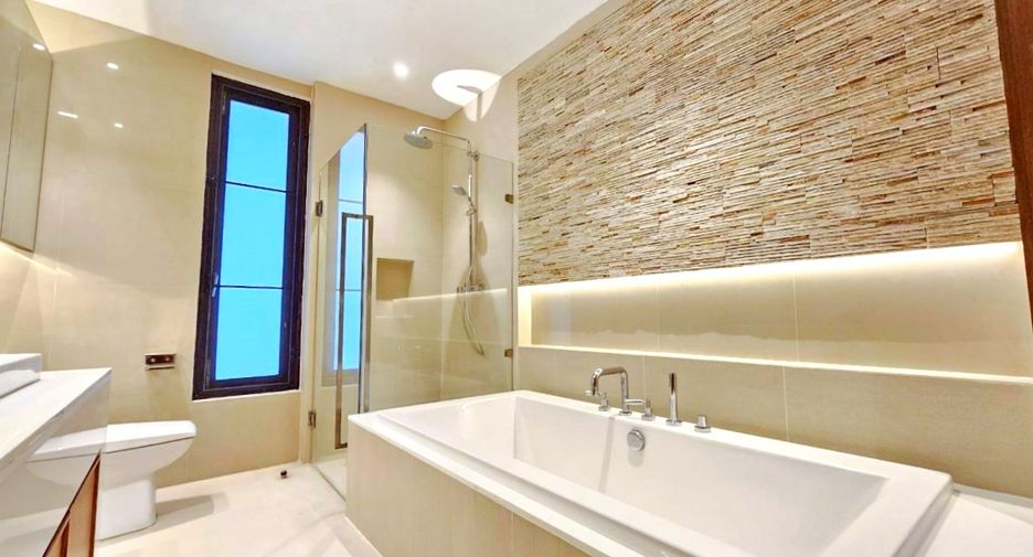 For rent 4 bedrooms house in Watthana, Bangkok