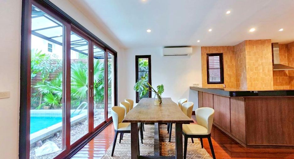 For rent 4 bedrooms house in Watthana, Bangkok