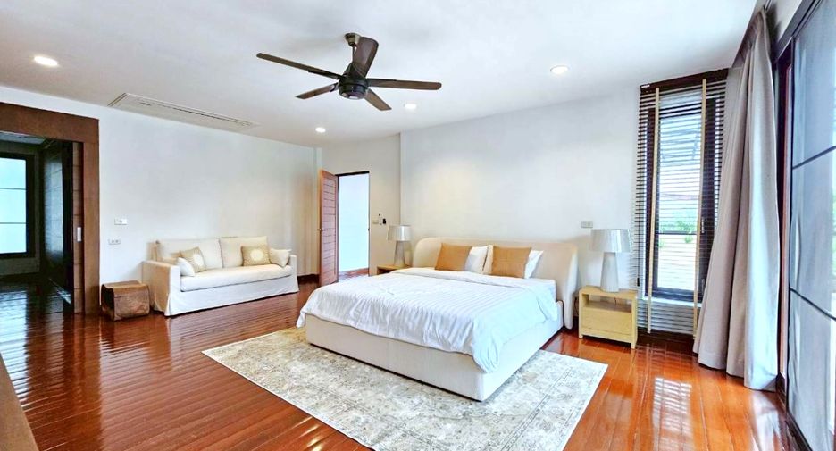 For rent 4 bedrooms house in Watthana, Bangkok